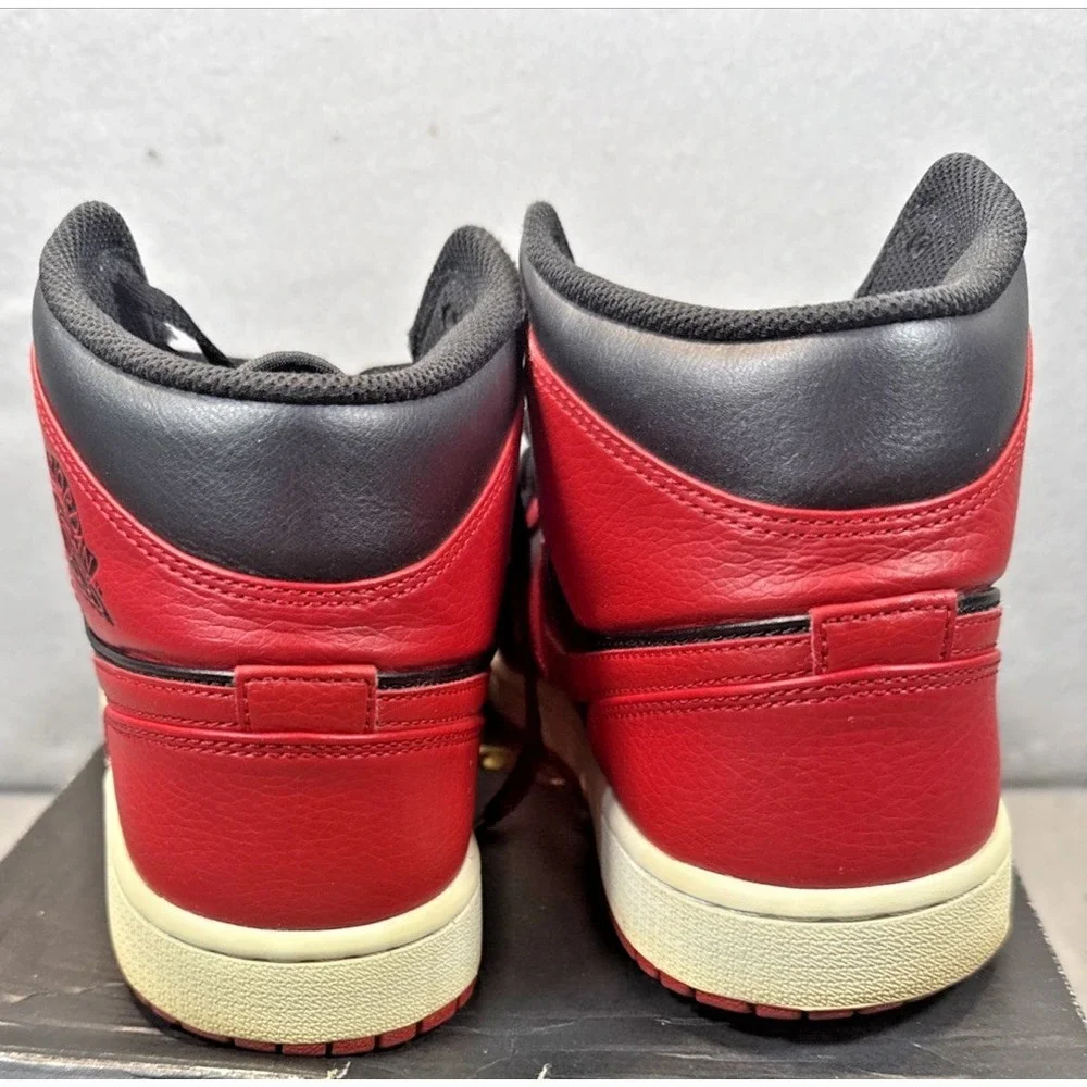 Jordan Air Jordan 1 Mid Bred Banned Retro Leather Size 9.5 Men's 554724-074
